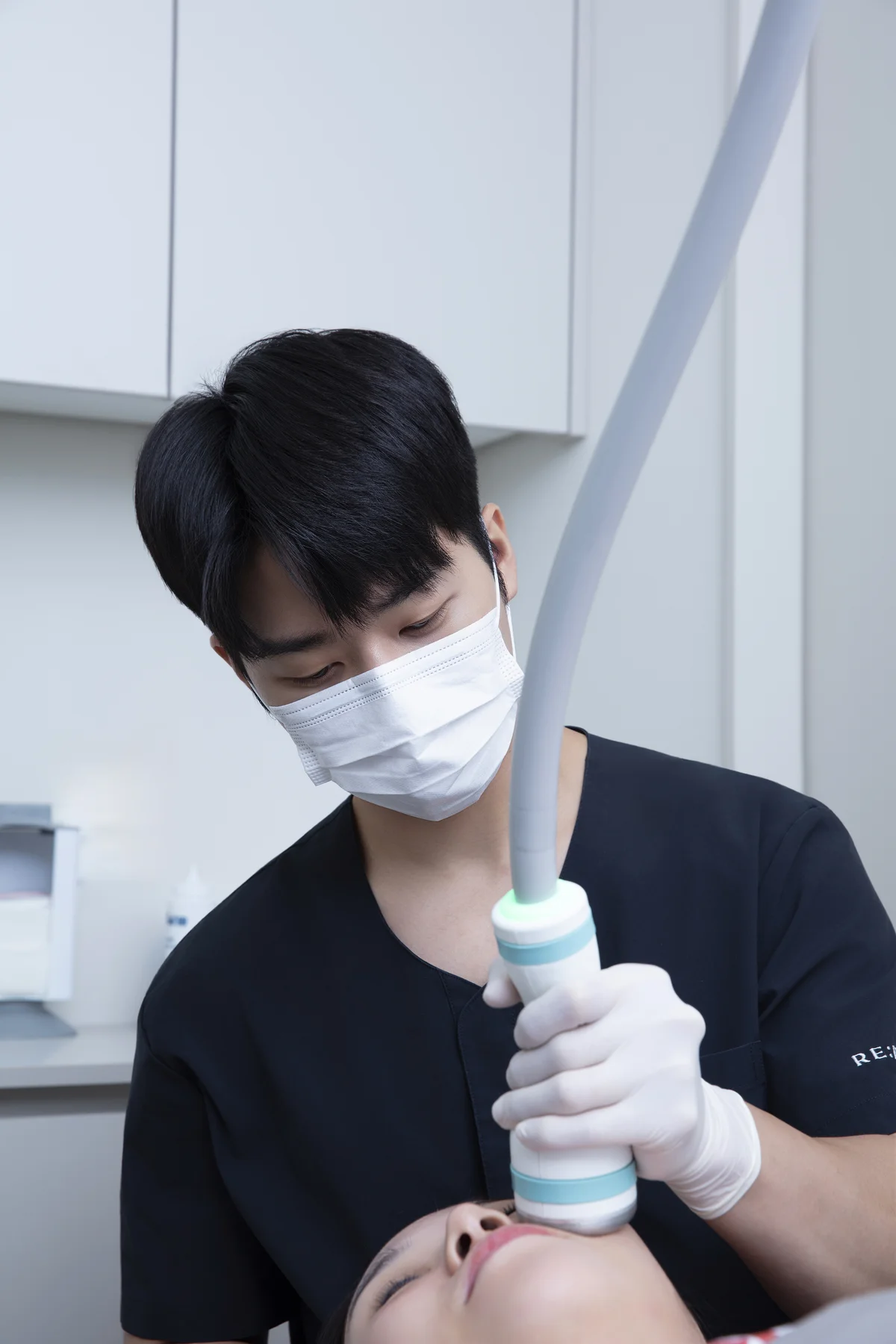 Dr. Yoon-Gon Ryu performing Korean glass skin treatment at RE:BERRY Clinic Gangnam — Rejuran Healer and skin booster injection Seoul