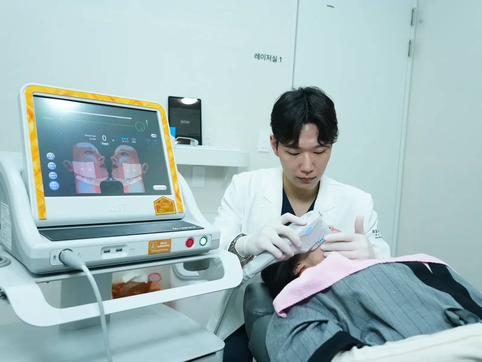 Ultherapy Prime DeepSEE real-time ultrasound visualization — tissue layer imaging during HIFU treatment at RE:BERRY Clinic Gangnam