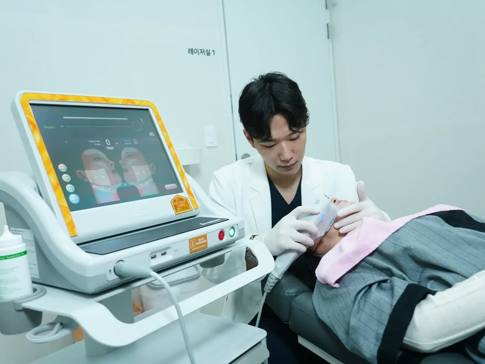 Ultherapy Prime DeepSEE real-time ultrasound imaging — SMAS layer visualization during HIFU lifting treatment